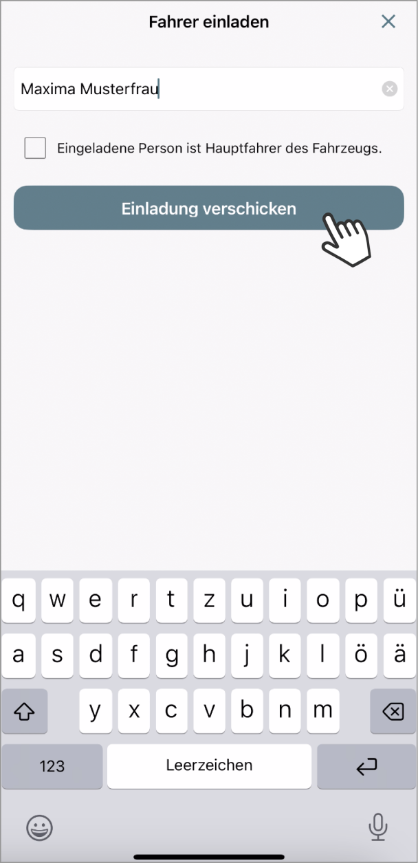 Das Bild zeigt ein Eingabeformular in einer App zum Einladen eines Fahrers. Darunter befindet sich eine Checkbox mit der Option Eingeladene Person ist Hauptfahrer des Fahrzeugs. Eine Handsymbol zeigt auf die Schaltfläche Einladung verschicken, die zur Versendung der Einladung dient.