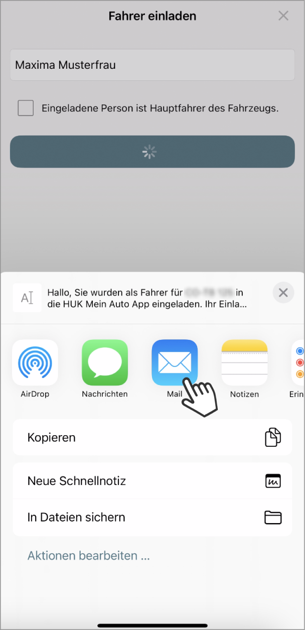 Das Bild zeigt den Bildschirm zum Einladen eines Fahrers in der App Mein Auto. Die Option Eingeladene Person ist Hauptfahrer des Fahrzeugs ist verfügbar, aber nicht ausgewählt. Eine Schaltfläche zeigt einen Ladeindikator. Darunter ist ein Sendenmenü sichtbar, mit einer Nachricht, die den Einladungsprozess beschreibt. Verschiedene Optionen zum Versenden sind darunter angezeigt, darunter AirDrop, Nachrichten, Mail und Notizen. Ein Handsymbol zeigt auf die Mail-Option, um die Einladung per E-Mail zu versenden.
