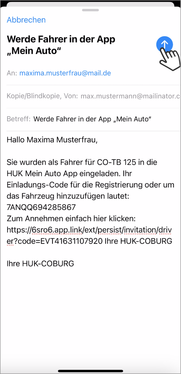 Das Bild zeigt eine E-Mail-Benachrichtigung mit dem Betreff Werde Fahrer in der App Mein Auto. Die Nachricht richtet sich an einen Fahrer der in die HUK Mein Auto App eingeladen wurde. Ein Einladungs-Code wird bereitgestellt, um sich zu registrieren oder das Fahrzeug hinzuzufügen. Ein Link zur Annahme der Einladung ist ebenfalls enthalten. Oben rechts zeigt ein Handsymbol auf einen blauen Pfeil, der das Absenden der E-Mail symbolisiert.