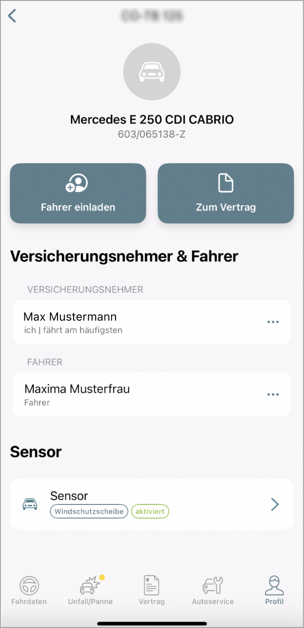 Das Bild zeigt eine App-Oberfläche für ein Fahrzeug in der App Mein Auto. Zwei Schaltflächen sind sichtbar: Fahrer einladen und Zum Vertrag. Eine Handsymbol deutet auf die Schaltfläche Fahrer einladen. Darunter sind die Schaltflächen Versicherungsnehmer & Fahrer sowie Sensor, der für die Windschutzscheibe als aktiviert angezeigt wird. Am unteren Rand befinden sich Navigationselemente für Fahrdaten, Unfall/Panne, Vertrag, Autoservice und Profil.