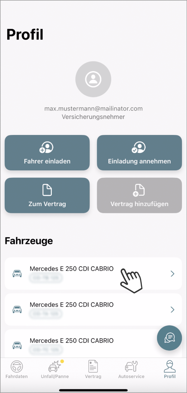 Das Bild zeigt die Profilseite in der App Mein Auto. Im oberen Bereich wird die E-Mail-Adresse des Nutzers angezeigt, mit dem Hinweis, dass es sich um den Versicherungsnehmer handelt. Darunter sind vier Schaltflächen sichtbar: Fahrer einladen, Einladung annehmen, Zum Vertrag und Vertrag hinzufügen. Darunter befindet sich der Abschnitt Fahrzeuge. Hier sind drei Fahrzeuge zu sehen. Ein Handsymbol zeigt auf einen der Fahrzeugeinträge, was darauf hinweist, dass dieser möglicherweise ausgewählt werden kann.