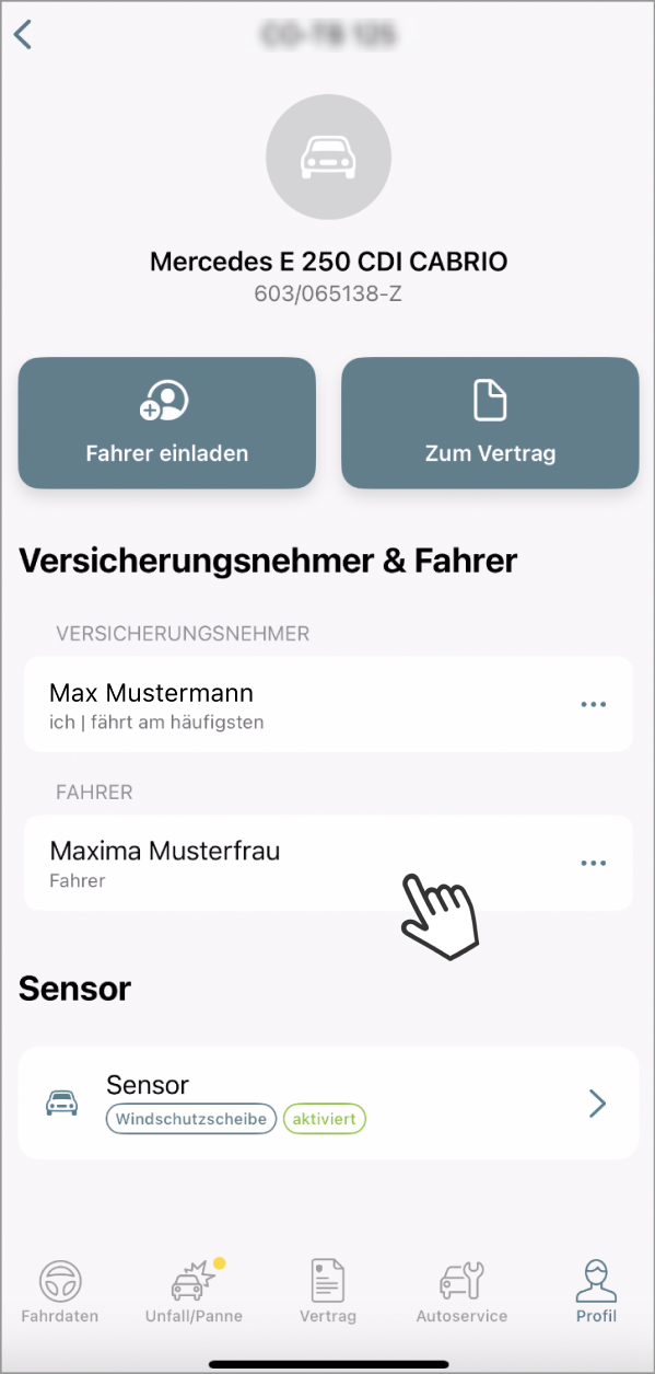 Das Bild zeigt eine App-Oberfläche für ein Fahrzeug in der App Mein Auto. Zwei Schaltflächen sind sichtbar: Fahrer einladen und Zum Vertrag. Eine Handsymbol deutet auf die Schaltfläche Fahrer einladen. Darunter sind die Schaltflächen Versicherungsnehmer & Fahrer sowie Sensor, der für die Windschutzscheibe als aktiviert angezeigt wird. Am unteren Rand befinden sich Navigationselemente für Fahrdaten, Unfall/Panne, Vertrag, Autoservice und Profil. Ein Handsymbol zeigt auf die Option, die mit Fahrer, um diese auszuwählen.