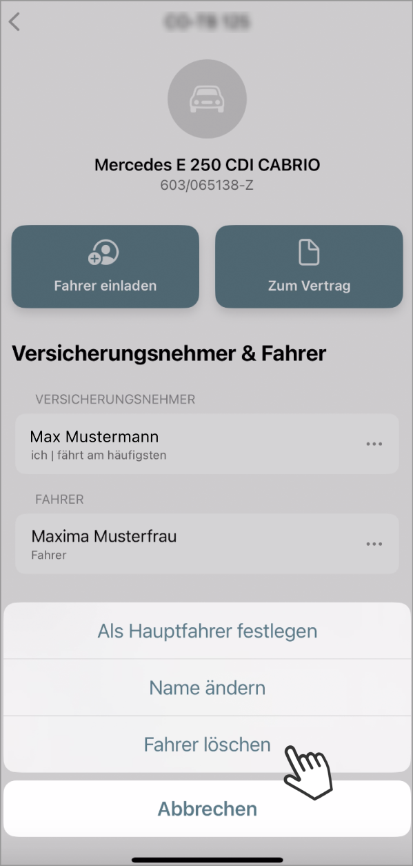 Das Bild zeigt eine App-Oberfläche für ein Fahrzeug in der App Mein Auto. Zwei zentrale Schaltflächen sind sichtbar: Fahrer einladen und Zum Vertrag. Ein Menü am unteren Bildschirmrand zeigt Optionen wie Als Hauptfahrer festlegen, Name ändern, Fahrer löschen und Abbrechen. Ein Handsymbol zeigt auf die Option Fahrer löschen.