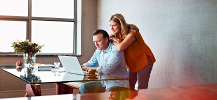 Frau und Mann am Laptop