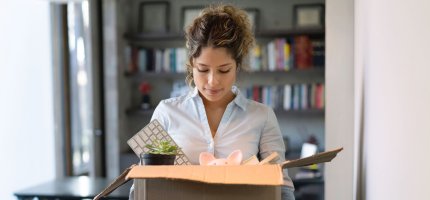 Frau verlässt das Büro