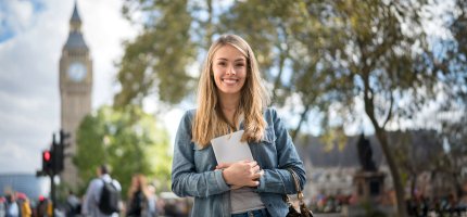 Studentin in London vor Big Ben