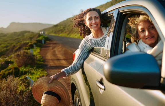 Zwei Frauen unternehmen gemeinsam einen Roadtrip 