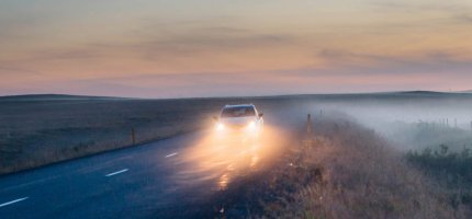 Auto fährt im Nebel