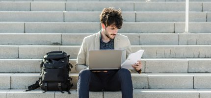 Junger Student beim Lernen auf Treppe