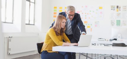 Frau und Mann bei der Arbeit