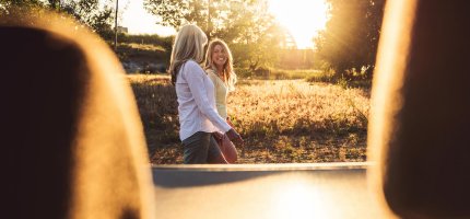 Mutter und Tochter vor Auto