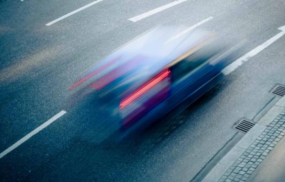 Verwischtes Foto eines rasenden Autos
