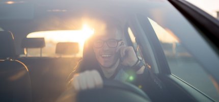 Mann telefoniert beim Autofahren