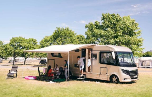 Familie mit Camper auf dem Campingplatz