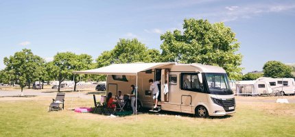 Familie mit Camper auf dem Campingplatz