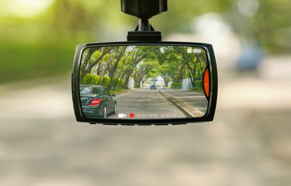Eine Dashcam im Auto filmt die Straße.