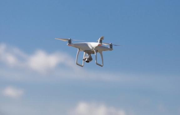 Fliegende Quadcopter-Drohne