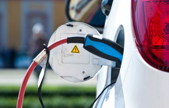 Stecker einer Ladesäule in einem E-Auto