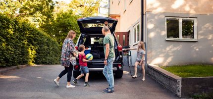 Familie beim E-Auto laden