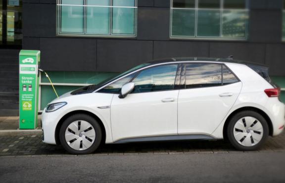 Ein Elektroauto lädt seitlich an einer Ladestation.