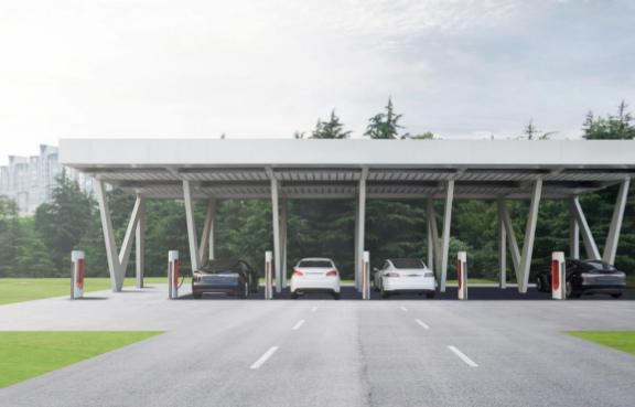 Eine überdachte E-Ladestation mit drei ladenden Elektroautos