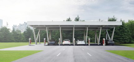 Eine überdachte E-Ladestation mit drei ladenden Elektroautos