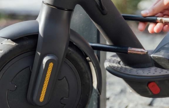 E-Scooter wird mit Hilfe eines Schlosses vor Diebstahl geschützt.