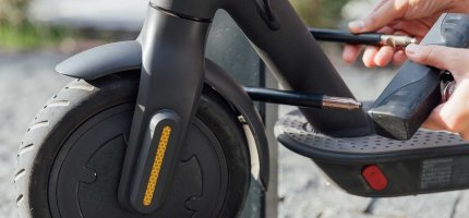 E-Scooter wird mit Hilfe eines Schlosses vor Diebstahl geschützt.