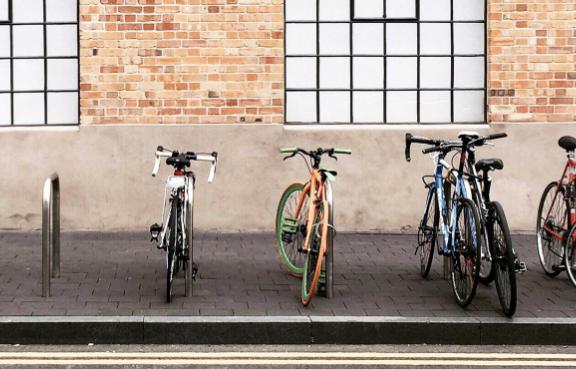 Ein paar Fahrräder stehen an Fahrradständern.