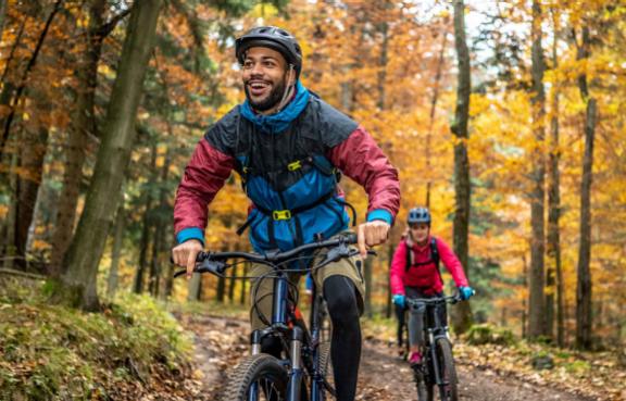 Zwei Mountainbiker radeln im Wald.
