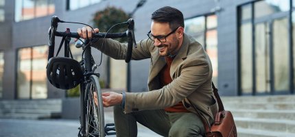 Junger Mann steht vor Fahrradständer