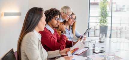 Vier Menschen vor Laptop