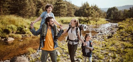 Eine Familie wandert durch den Wald