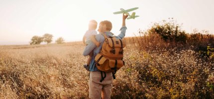 Papa und Sohn auf einer Wiese