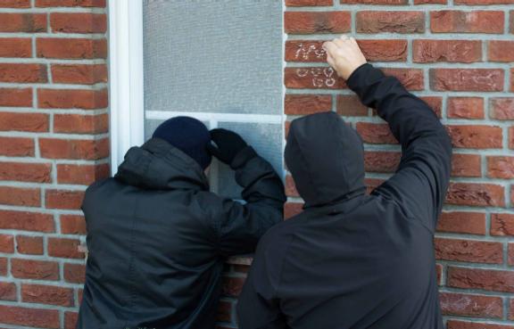Diebe versehen ein Haus mit Gaunerzinken.