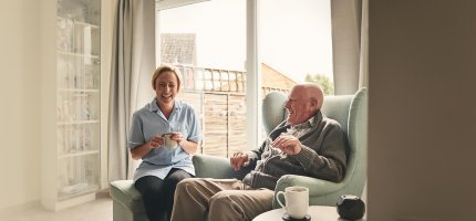 Zwei Personen beim Kaffee trinken