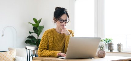 Frau am Laptop