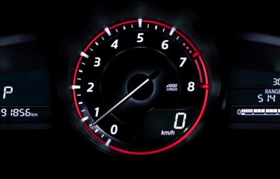 Drehzahlmesser im Armaturenbrett eines Autos