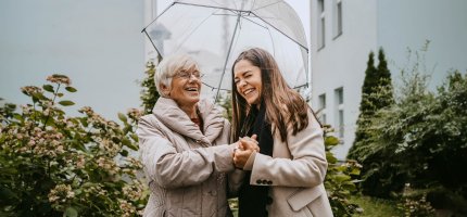 Junge Frau mit älterer Frau im Garten