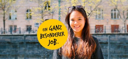 Eine lächelnde Frau vor einem Haus neben einem Sticker mit der Aufschrift: Ein ganz besonderer Job.