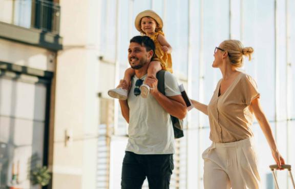 Familie mit einem kleinen Mädchen am Flughafen.