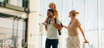 Familie mit einem kleinen Mädchen am Flughafen.