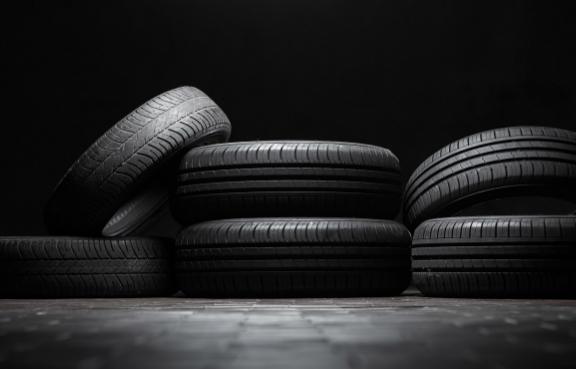 Ein Stapel Autoreifen