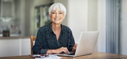 Ältere Dame (Rentnerin) am Laptop