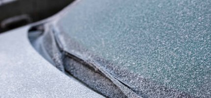 Eine Autoscheibe ist mit einer dünnen Schicht aus Frost bedeckt.