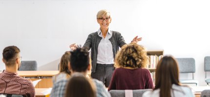 Lehrerin steht vor ihrer Klasse