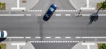 Abbiegendes Auto auf einer Straße