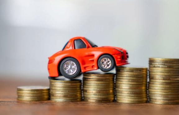 Spielzeugauto auf Geldmünzen