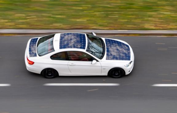 Ein Solarauto von oben auf einer Straße.