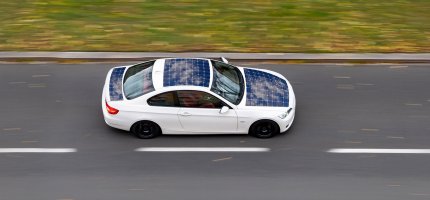 Ein Solarauto von oben auf einer Straße.